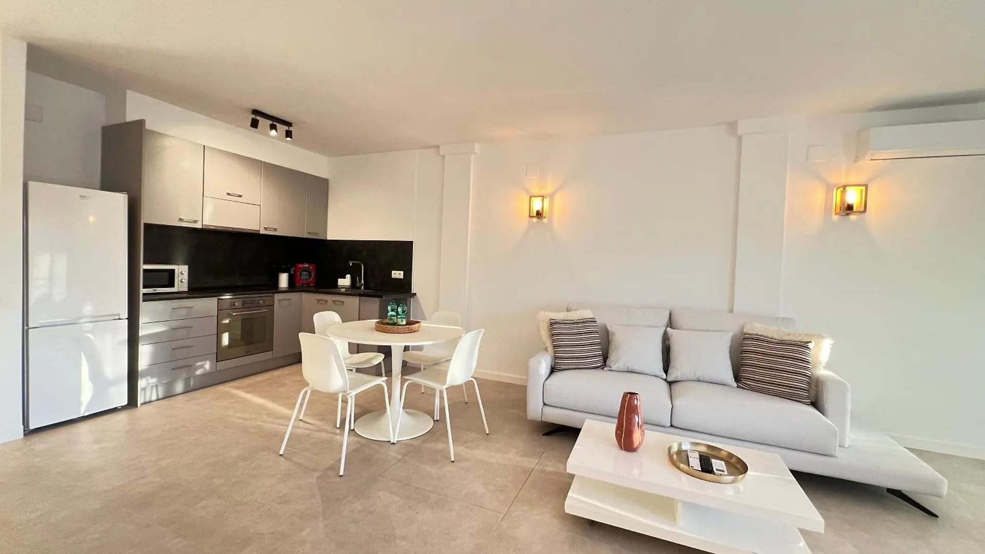 Estudio Frente Al Canal Con Terraza Empuriabrava Spain