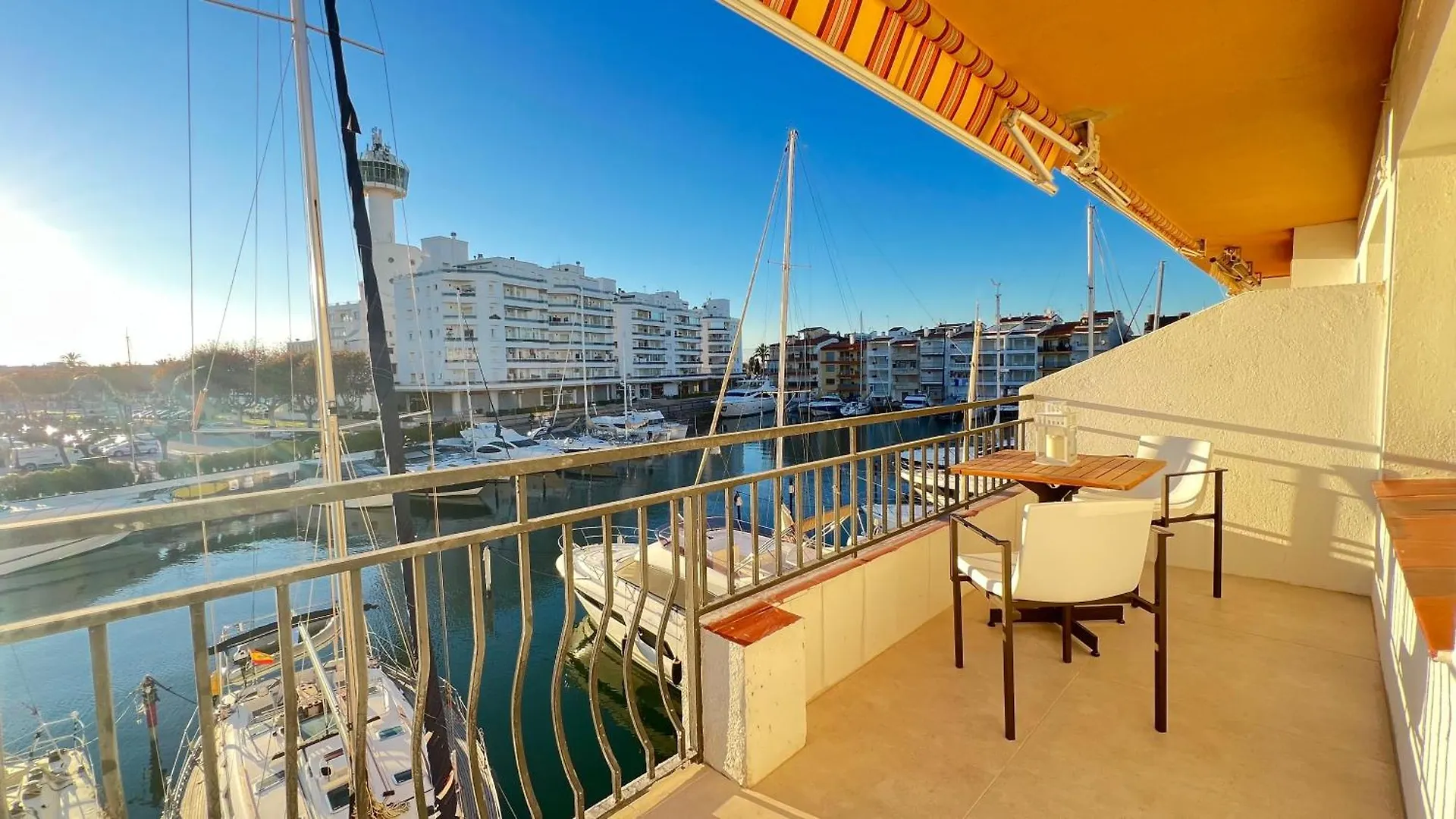 Estudio Frente Al Canal Con Terraza Empuriabrava 0*,  Spain