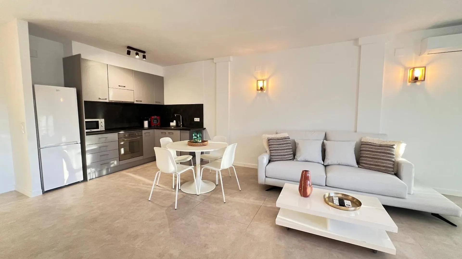 Estudio Frente Al Canal Con Terraza Empuriabrava 0*,  Spagna